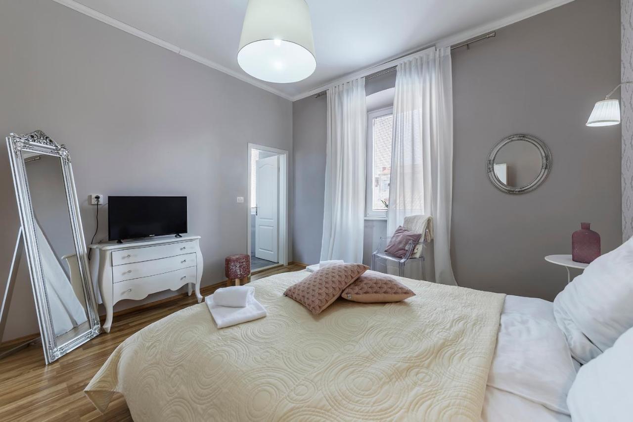 Captain Emo City Apartments Pula Exterior photo
