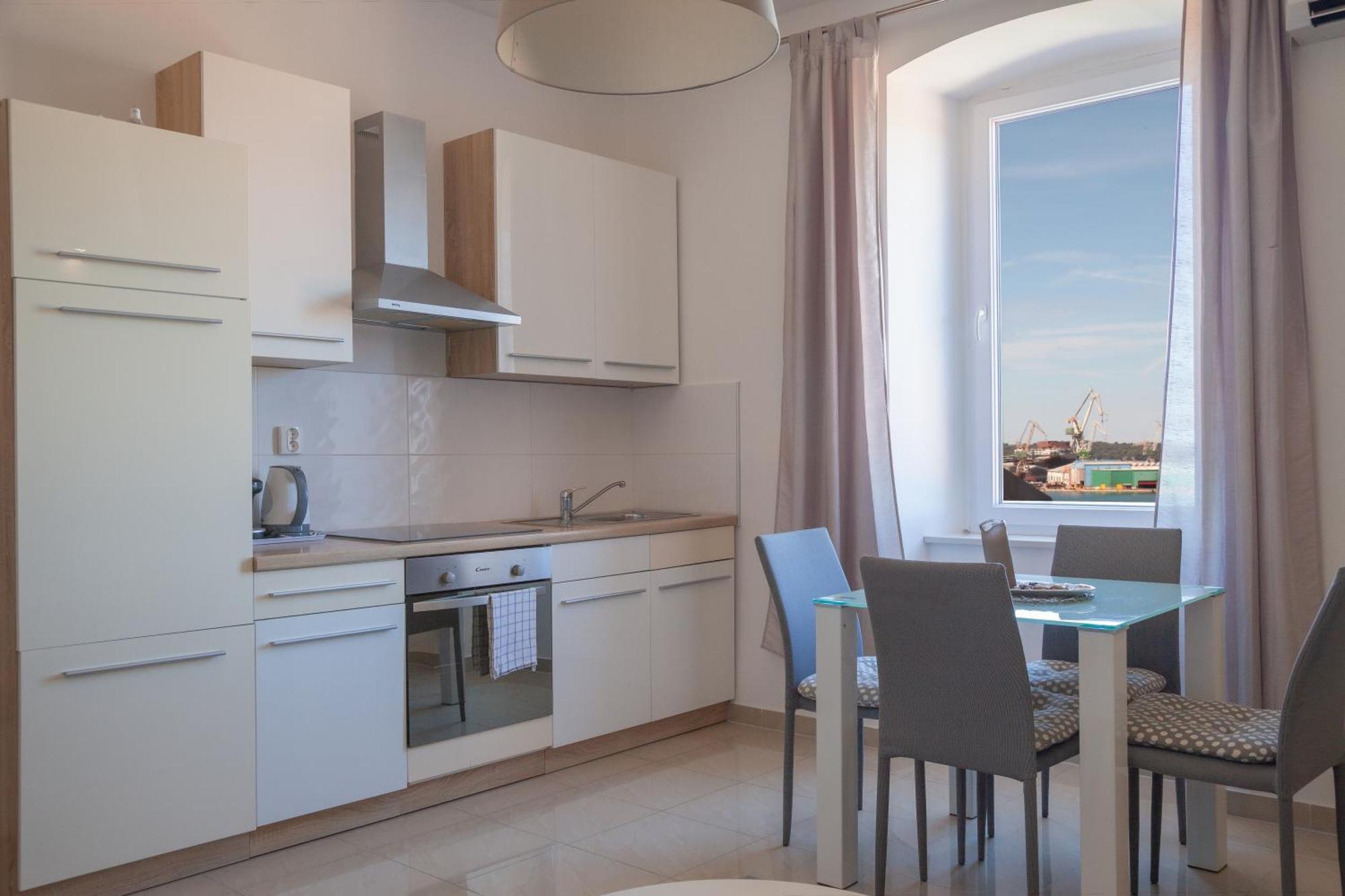 Captain Emo City Apartments Pula Exterior photo