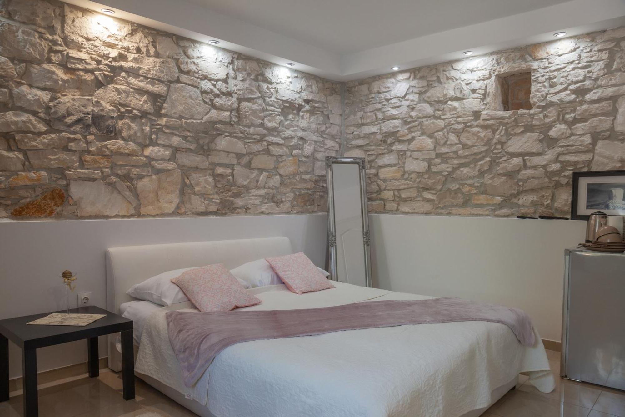 Captain Emo City Apartments Pula Exterior photo