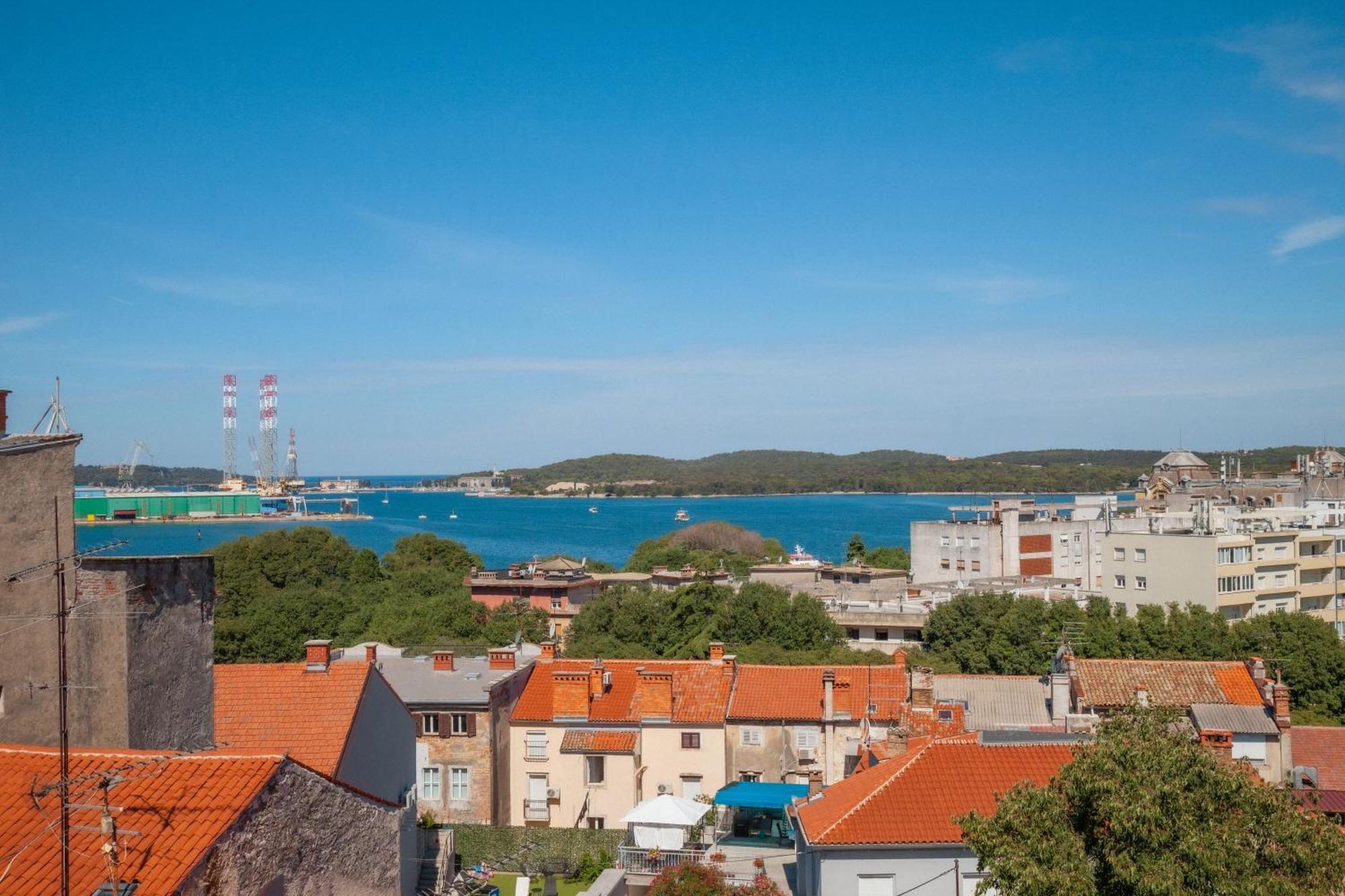 Captain Emo City Apartments Pula Exterior photo
