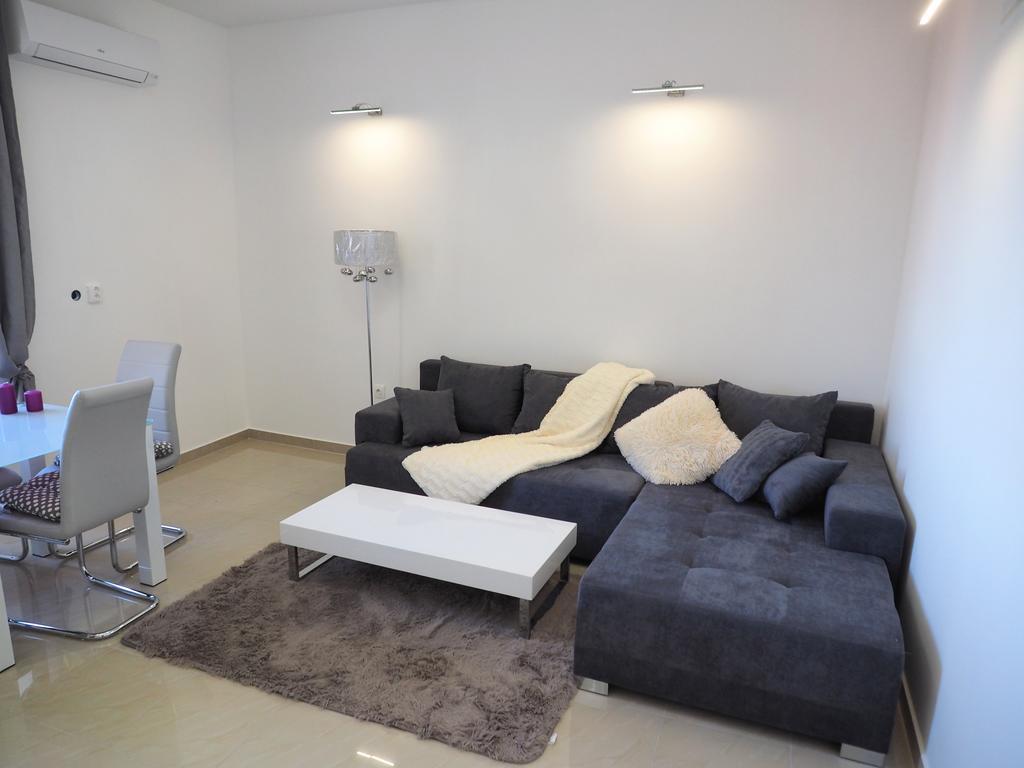 Captain Emo City Apartments Pula Exterior photo