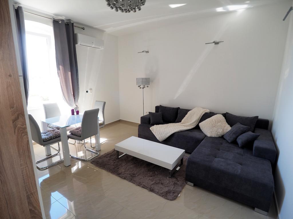 Captain Emo City Apartments Pula Exterior photo
