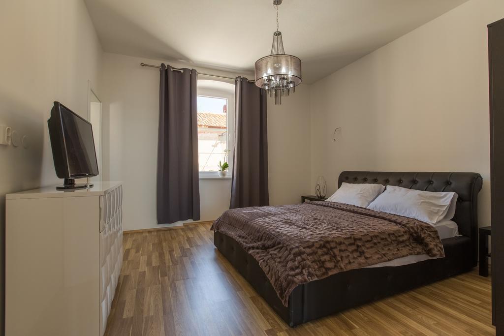 Captain Emo City Apartments Pula Exterior photo
