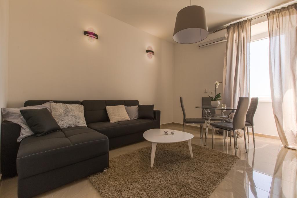 Captain Emo City Apartments Pula Exterior photo