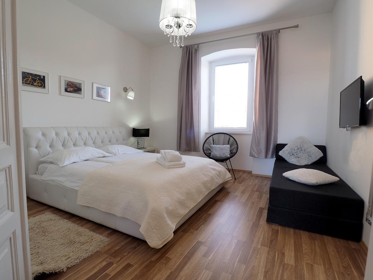 Captain Emo City Apartments Pula Exterior photo
