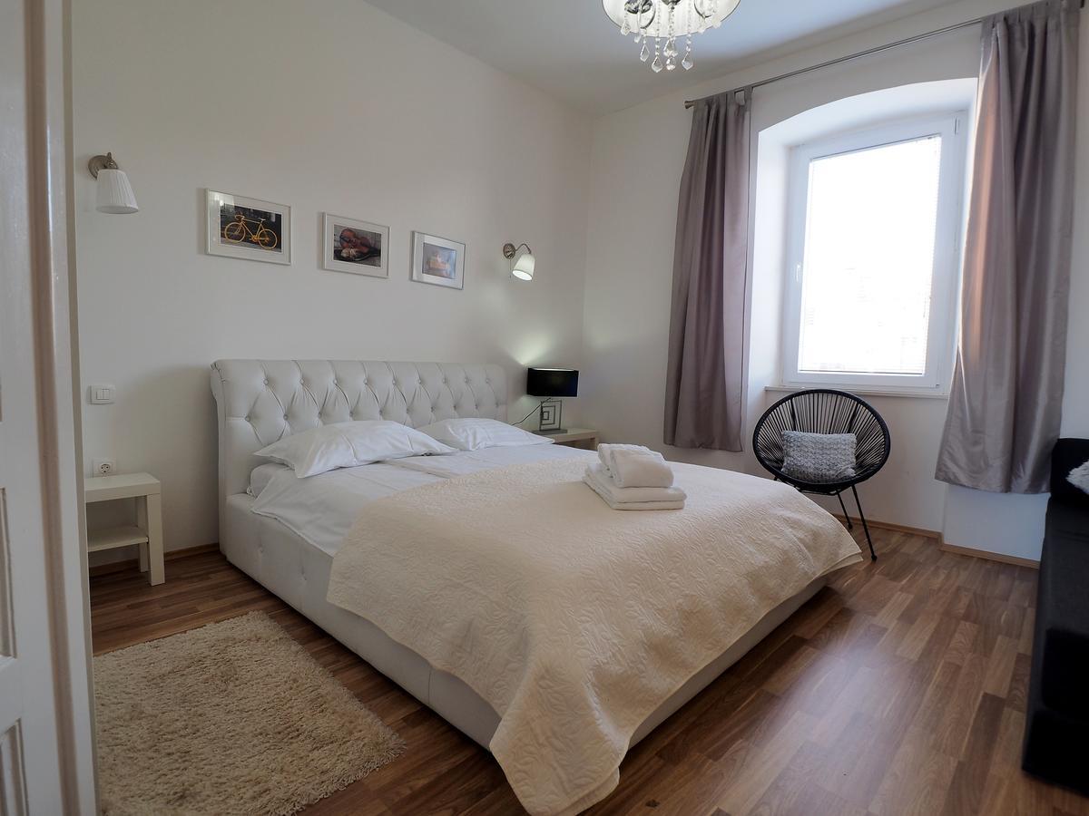 Captain Emo City Apartments Pula Exterior photo