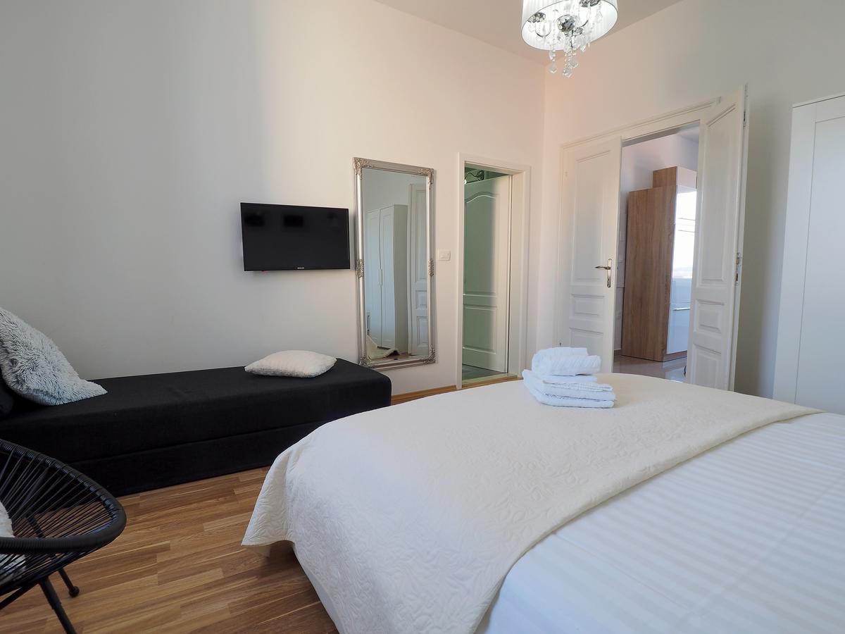 Captain Emo City Apartments Pula Exterior photo