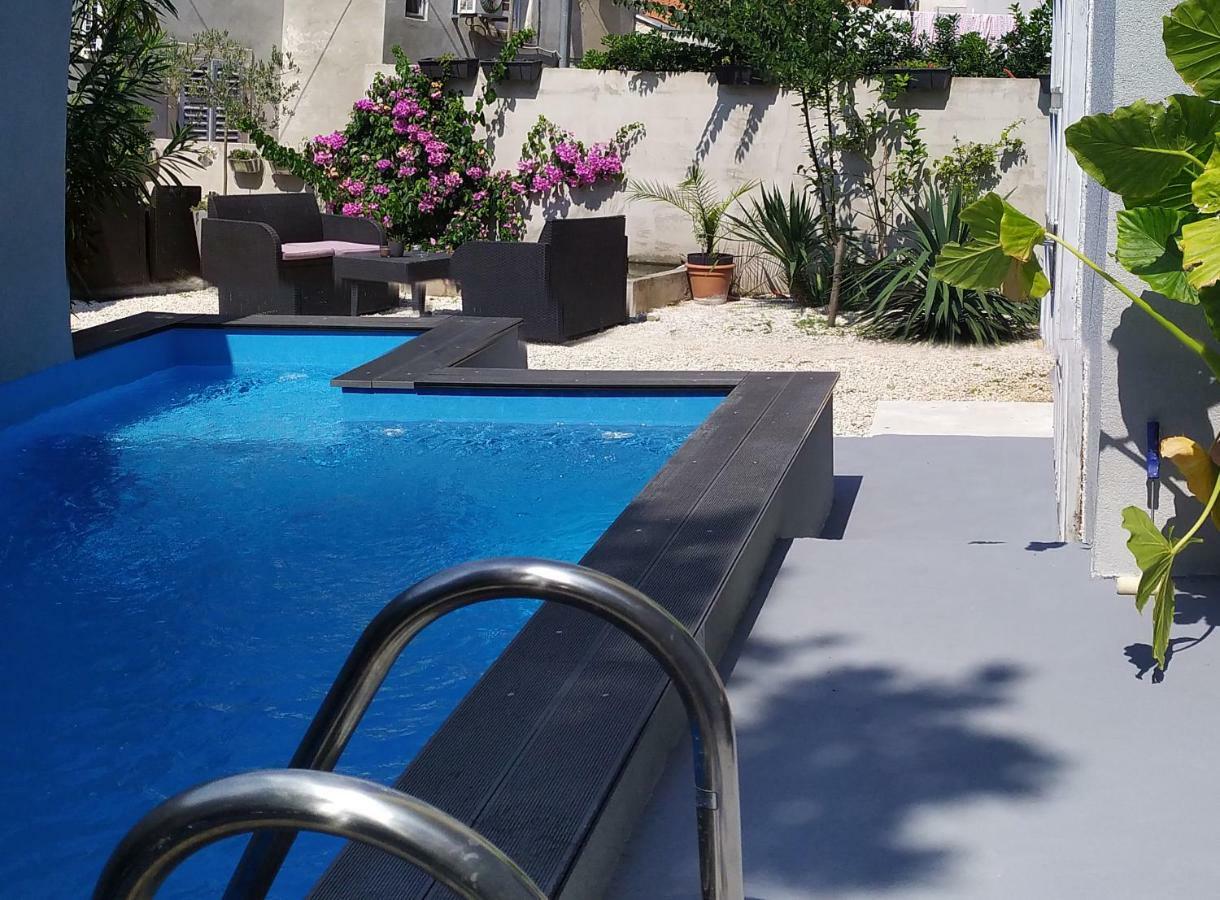 Captain Emo City Apartments Pula Exterior photo